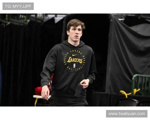 里夫斯精准助攻范德比尔特飞身双手暴扣点燃全场激情